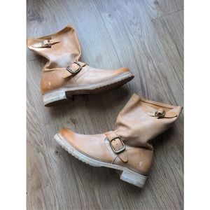 Frye Veronica Short Slouch Moto Boots Tan White Wash Rare